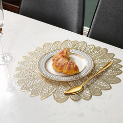 Individual en PVC 45x30 cm diseño flor grande calada dorado