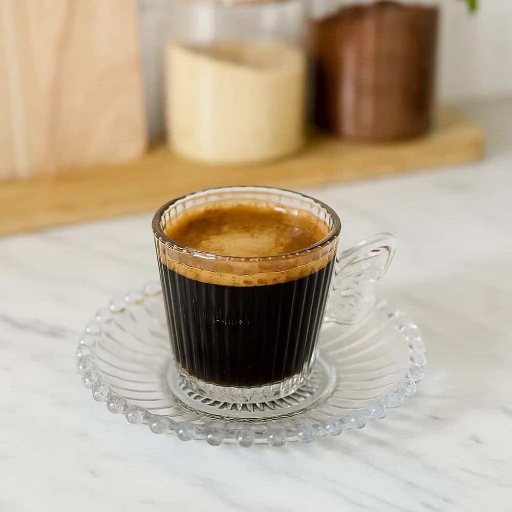 Pocillo de vidrio con líneas verticales y asa en forma de mariposa con plato incluido