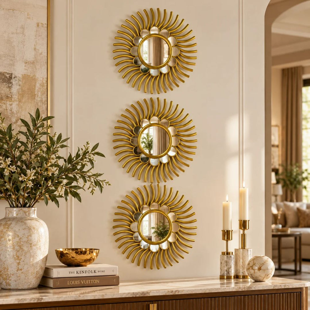Set de tres espejos decorativos dorados con diseño de flor y rayos de sol curvos para pared