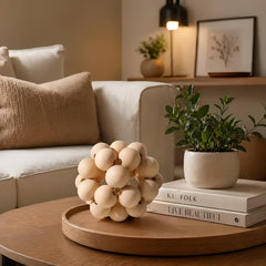 Figura decorativa esfera de madera natural con diseño de formas redondeadas