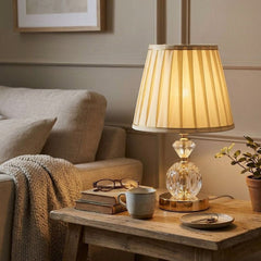 Lámpara de mesa con esfera de cristal transparente y detalles dorados