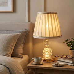 Lámpara decorativa con cuerpo redondeado de cristal en diseño escalonado