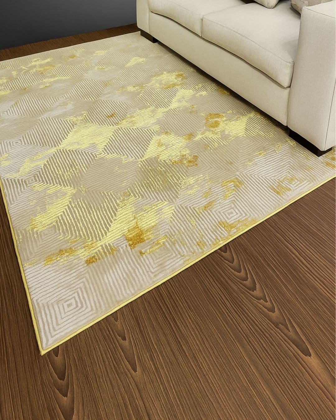 Alfombra rectangular gris con diseño geométrico y detalles dorados 1.20 × 2.17 m