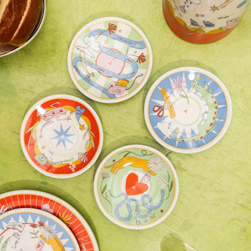 Set de té 8 piezas Andrea Agudelo Corona con platos y pocillos ilustrados