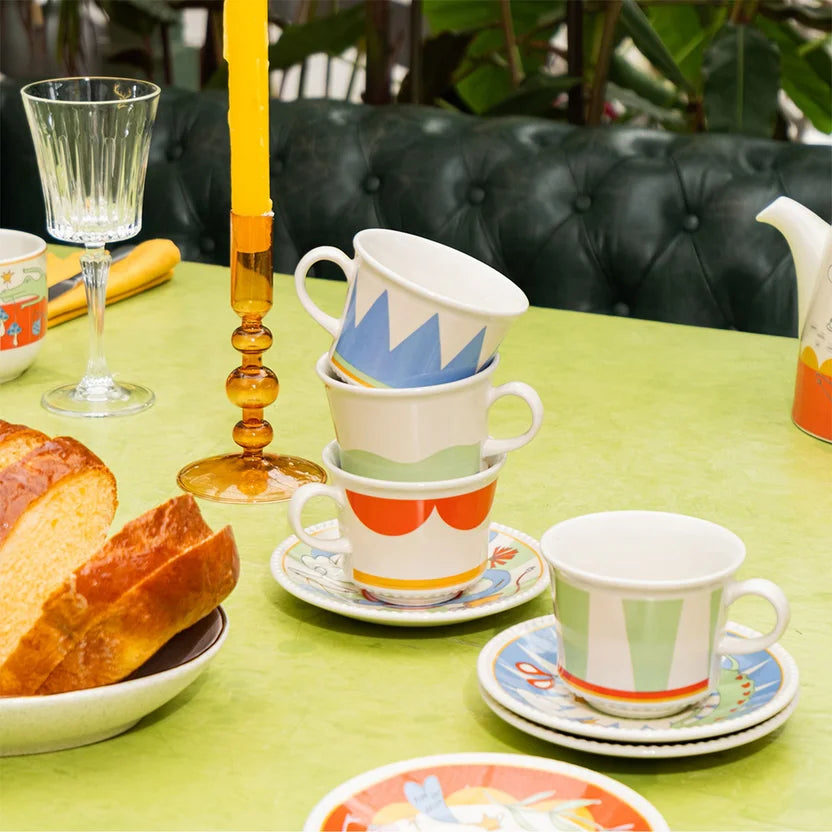 Vajilla de té decorada con ilustraciones artísticas de colores vivos