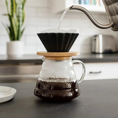 Filtro para café V60 negro de cerámica con diseño acanalado y base circular de bambú