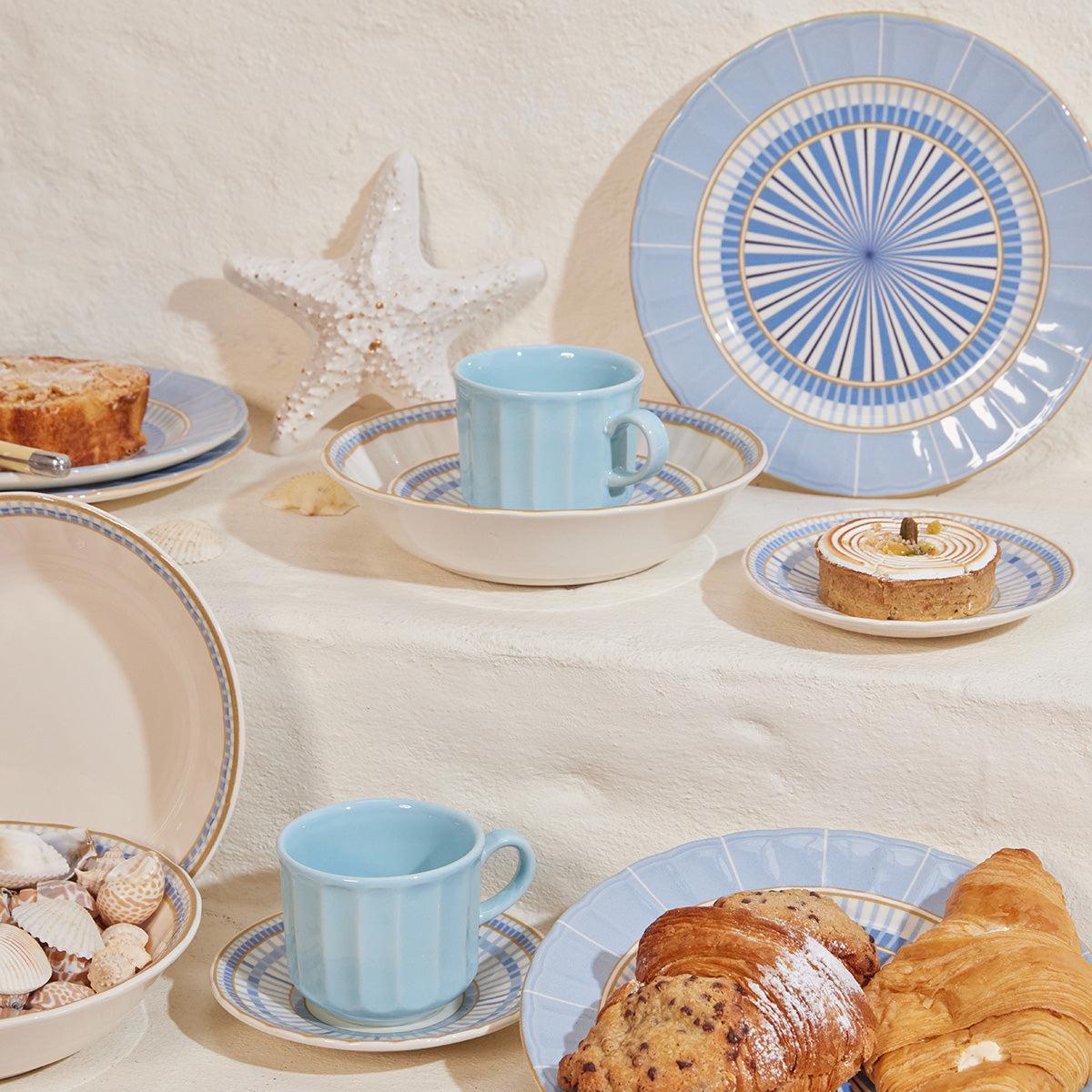 Set de vajilla 4 puestos Azura Corona con platos y pocillos