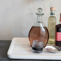 Copa baja para whisky en vidrio con relieve geométrico