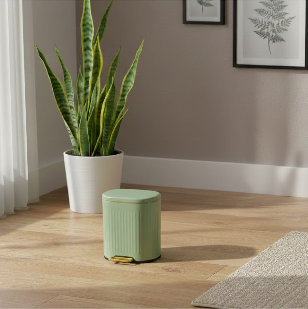 Papelera 8lt Pedal Dorado Con Verde Lima foto ambientada