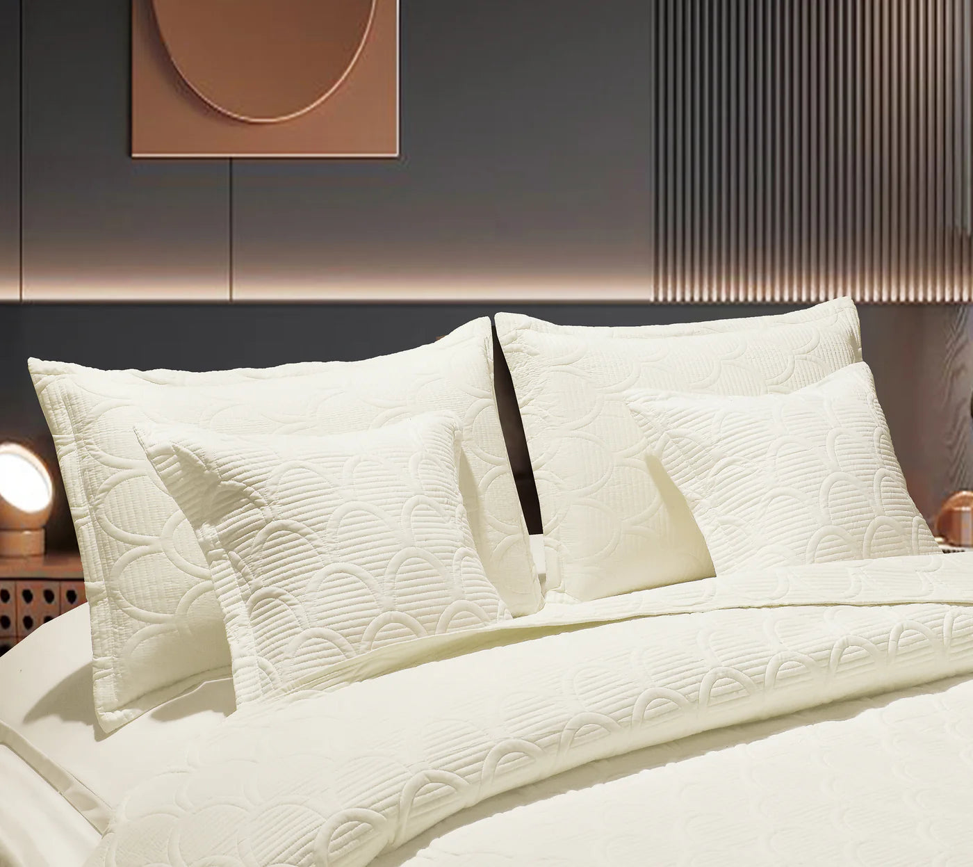 Edredón Bordado Superior Arcoiris Beige Modelo